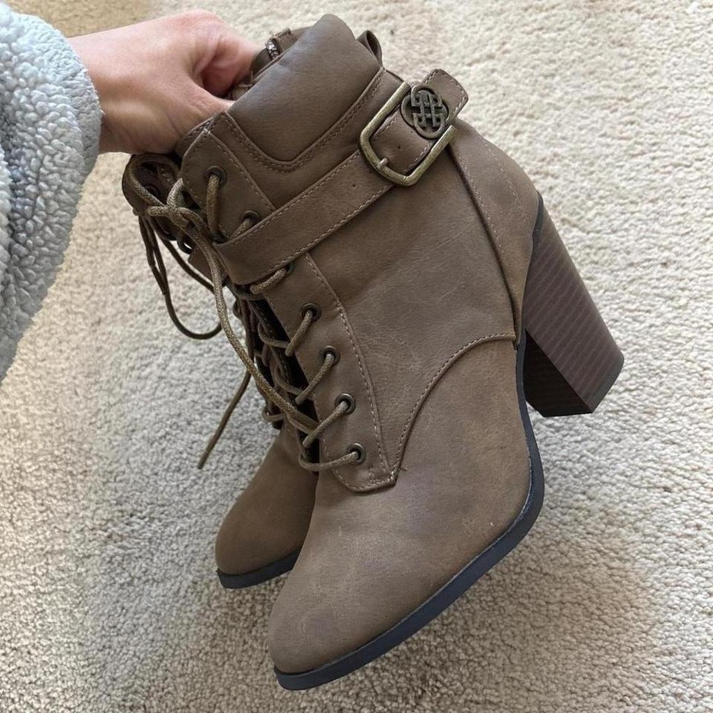 Y2K 2000s taupe Daisy Fuentes heel ankle boots